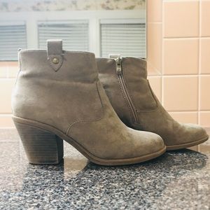 Chelsea Moreland Heeled ankle boots.🤩🙂